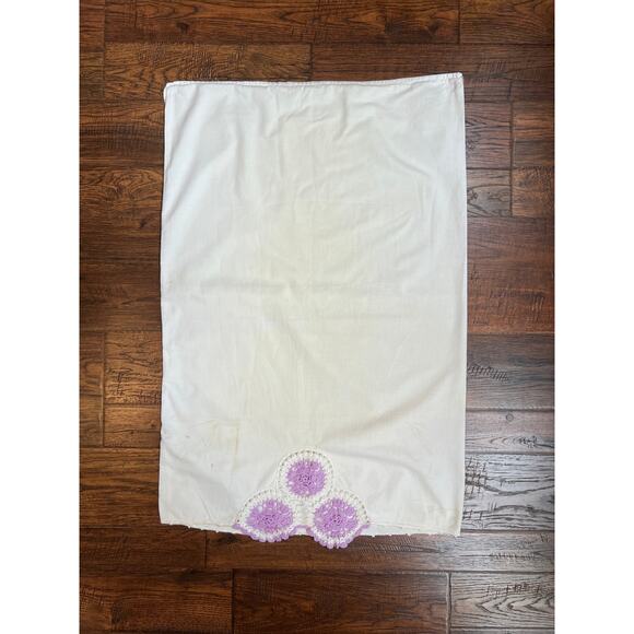 Vintage Linens - Pair of Embroidered Pillowcases - Purple Crochet Doilies - Picture 2 of 5